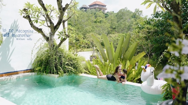 Monday morning swim Yasmine bersama Sera di Bali  (Foto: Instagram/Yasmine Leeds Wildblood)
