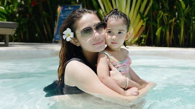 Berenang bersama Sera di ABC Artotel Beach Club, Bali (cover) (Foto: Instagram/Yasmine Leeds Wildblood)