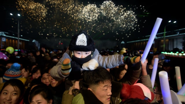 Sejumlah orang berkumpul untuk menyaksikan kembang api di lapangan Kim Il Sung,Pyongyang, Korea Utara. (Foto: KIM Won Jin / AFP)