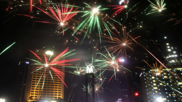 Suasana pesta kembang api saat malam tahun baru 2019 di kawasan Bundaran HI, Jakarta, Selasa (1/1/2019).  (Foto: ANTARA FOTO/Rivan Awal Lingga)