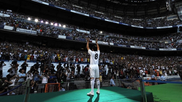 Kaka saat diperkenalkan sebagai pemain baru Real Madrid. (Foto: AFP/Javier Soriano)