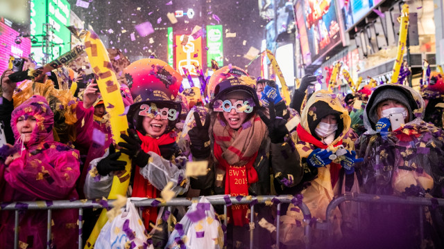 Ribuan pengunjung merayakan malam Tahun Baru di Times Square di Manhattan, New York. (Foto: Reuters/Jeenah Moon)