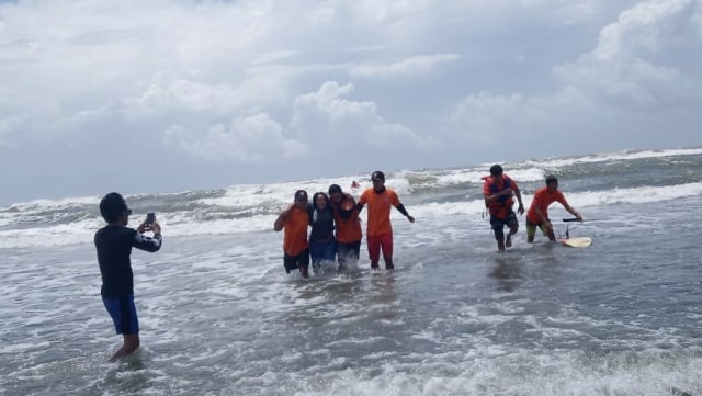Sejumlah anggota Basarnas Yogyakarta evakuasi korban yang sempat terseret arus Pantai Parangtritis. (Foto: Arfiansyah Panji Purnandaru/kumparan)