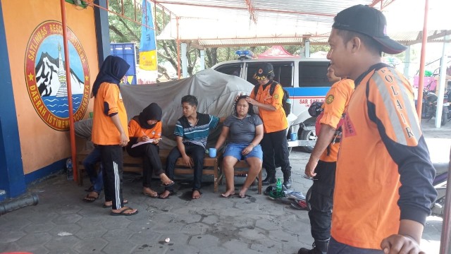 Sejumlah anggota Basarnas Yogyakarta evakuasi korban yang sempat terseret arus Pantai Parangtritis. (Foto: Arfiansyah Panji Purnandaru/kumparan)