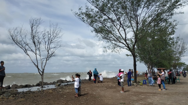 Gelombang Tinggi Dan Angin Kencang Melanda Kawasan Pesisir