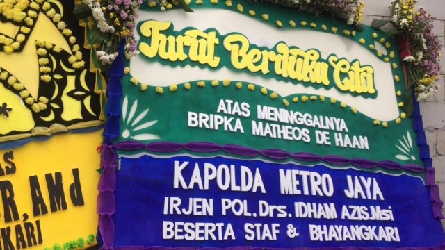 Karangan bunga dari Kapolda Metro Jaya untuk Bripka Matheus De Haan. (Foto: Reki Febrian/kumparan)