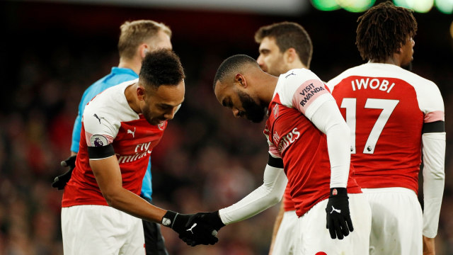 Para pemain Arsenal merayakan gol. (Foto: Reuters/John Sibley )