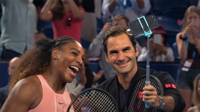 Serena dan Federer berfoto seusai laga Hopman Cup 2019. (Foto: Dok. video Hopman Cup 2019)
