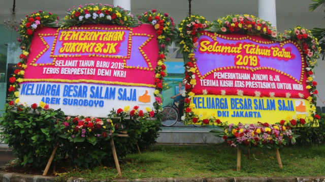 Karangan bunga untuk pemerintahan Jokowi-Jusuf Kalla di halaman Kompleks Istana Kepresidenan. (Foto: Dok. Istimewa)
