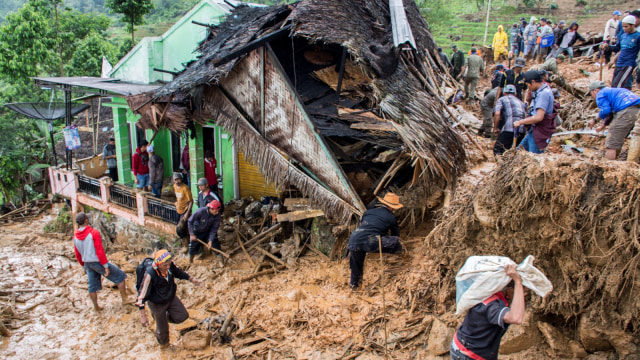 Sejumlah warga mencari sisa harta benda yang masih bisa digunakan pasca bencana tanah longsor di kampung adat Sinarresmi, Cisolok, Kabupaten Sukabumi, Jawa Barat, Selasa (1/1/2019).  (Foto: ANTARA FOTO/Nurul Ramadhan)