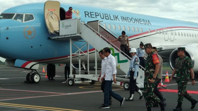 Presiden Joko Widodo (keempat kanan) mengunjungi Lampung. (Foto: Jihad Akbar/kumparan)