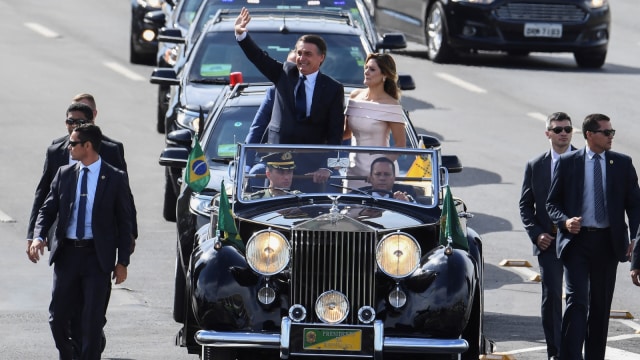 Konvoi Presiden baru Brasil Jair Bolsonaro dan istrinya Michelle Bolsonaro menuju Istana Planalto. (Foto: AFP/ EVARISTO SA)