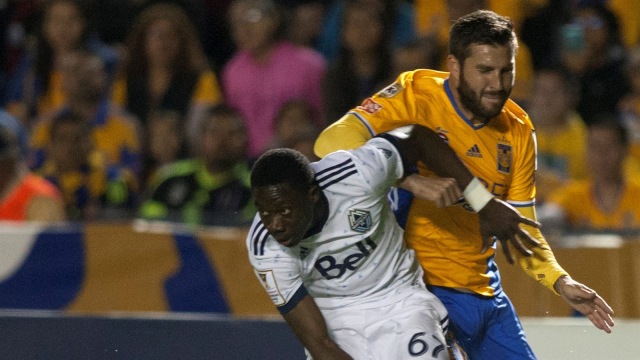 Alphonso Davis (kiri) berduel dengan Andre-Pierre Gignac di ajang Liga Champions CONCACAF. (Foto: AFP/Julio Cesar Aguilar)