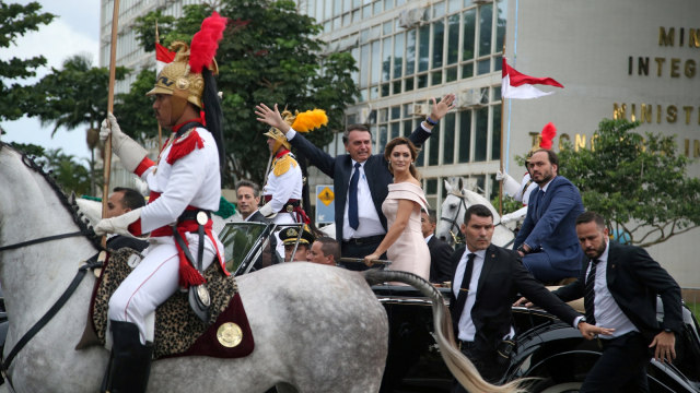 Konvoi Presiden baru Brasil Jair Bolsonaro dan istrinya Michelle Bolsonaro menuju Istana Planalto. (Foto: REUTERS/Amanda Perobelli)
