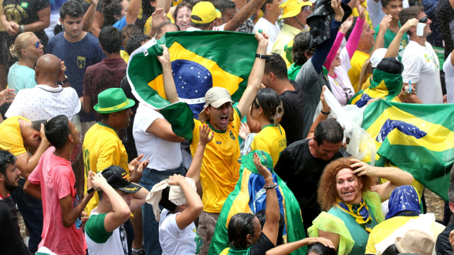 Para pendukung, Presiden baru Brasil Jair Bolsonaro