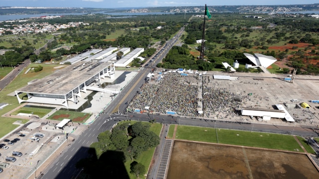Para pendukung Presiden baru Brasil Jair Bolsonaro berkumpul di Istana Planalto, Brasilia, Brasil. (Foto: REUTERS / Adriano Machado)