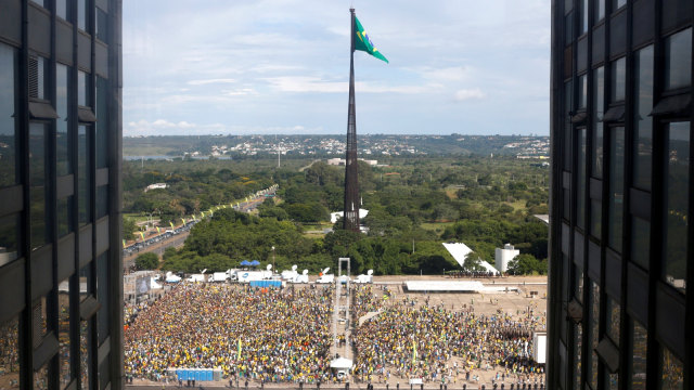 Para pendukung Presiden baru Brasil Jair Bolsonaro berkumpul di Istana Planalto, Brasilia, Brasil. (Foto: REUTERS / Adriano Machado)