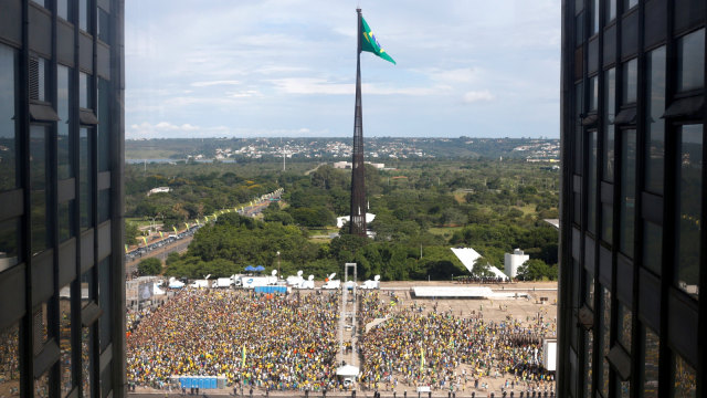 Para pendukung, Presiden baru Brasil Jair Bolsonaro
