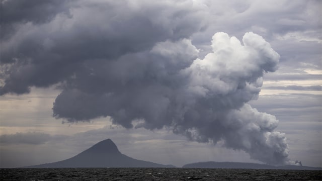 Erupsi Gunung Anak Krakatau. (Foto: ANTARA FOTO/Sigid Kurniawan)