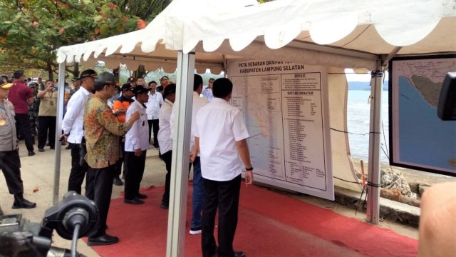 Presiden Jokowi kunjungi desa Kunjir di Lampung Selatan yang terdampak tsunami Selat Sunda. (Foto: Jihad Akbar/kumparan)