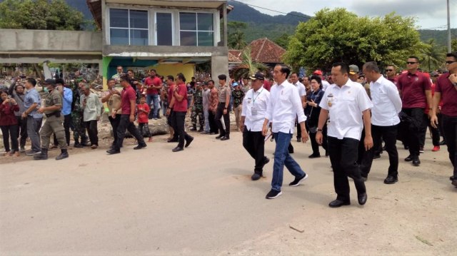 Presiden Jokowi bersama jajaran meninjau lokasi terdampak tsunami Selat Sunda di desa Kunjir, Lampung Selatan (2/1). (Foto: Jihad Akbar/kumparan)