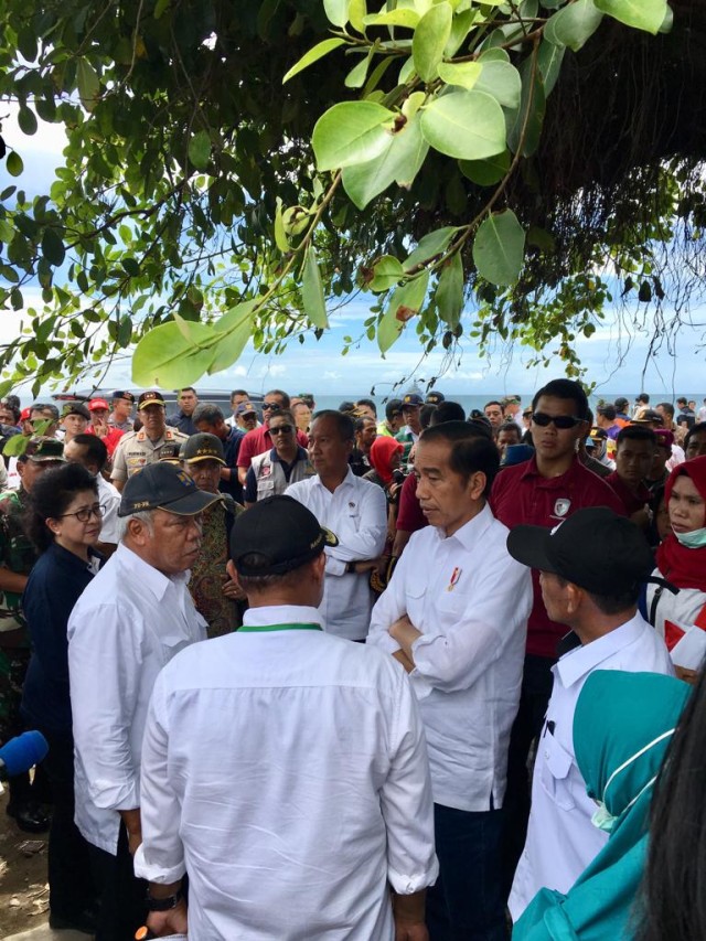 Jokowi kunjungi desa Kunjir di Lampung Selatan yang terdampak tsunami Selat Sunda. (Foto: Dok. Biro Setpres)