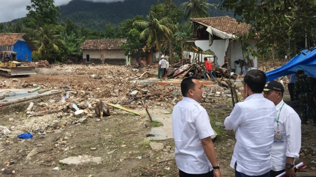Jokowi kunjungi desa Kunjir di Lampung Selatan yang terdampak tsunami Selat Sunda. (Foto: Dok. Biro Setpres)