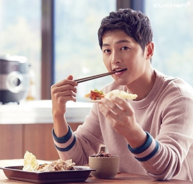 Song Joong Ki sedang makan (Foto: Instagram @songjoongkionly)