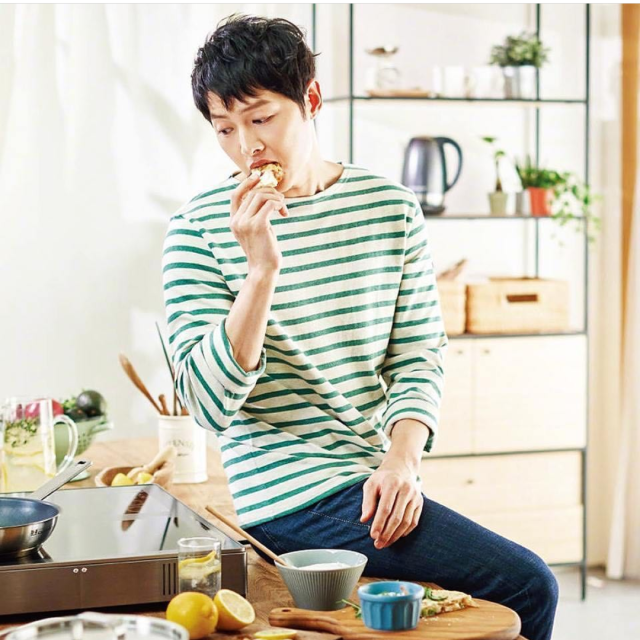 Song Joong Ki sedang memasak (Foto: Instagram @songjoongkionly)