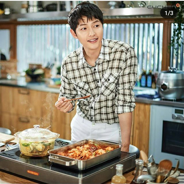 Song Joong Ki sedang memasak (Foto: Instagram @songjoongkionly)