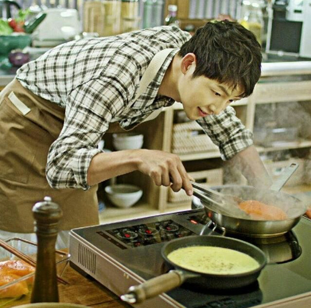 Song Joong Ki sedang memasak (Foto: Instagram @songjoongkionly)