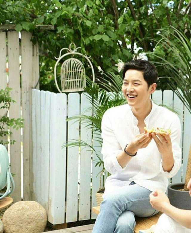 Song Joong Ki makan pizza (Foto: Instagram @songjoongkionly)