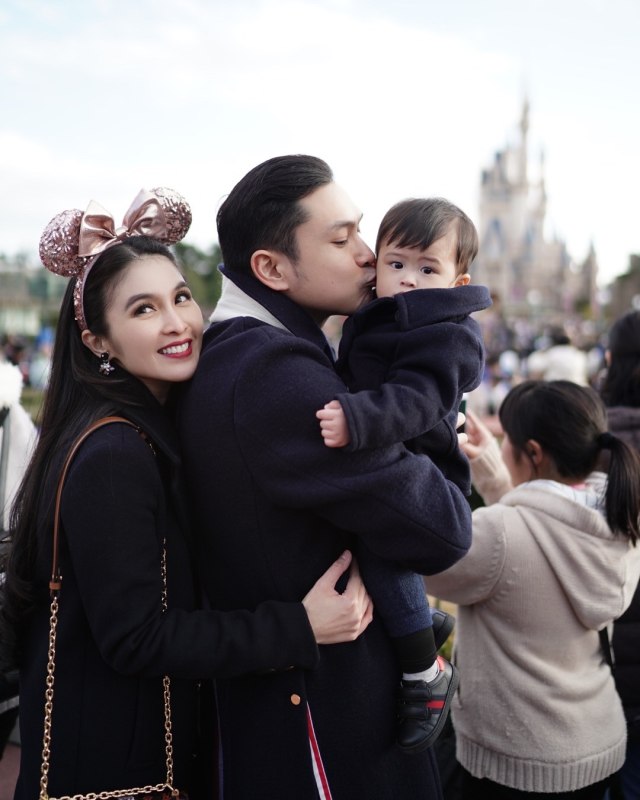 Raphael Moeis, suami, dan Sandra Dewi menikmati Disneyland yang menawan (Foto: Instagram/Raphaelmoeis)