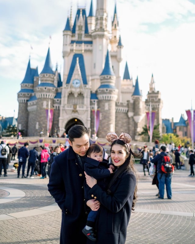 Sambil bernostalgia, Sandra Dewi bersama suami dan anaknya berpose di istana Disneyland yang ikonik (Foto: Instagram/Sandra Dewi)