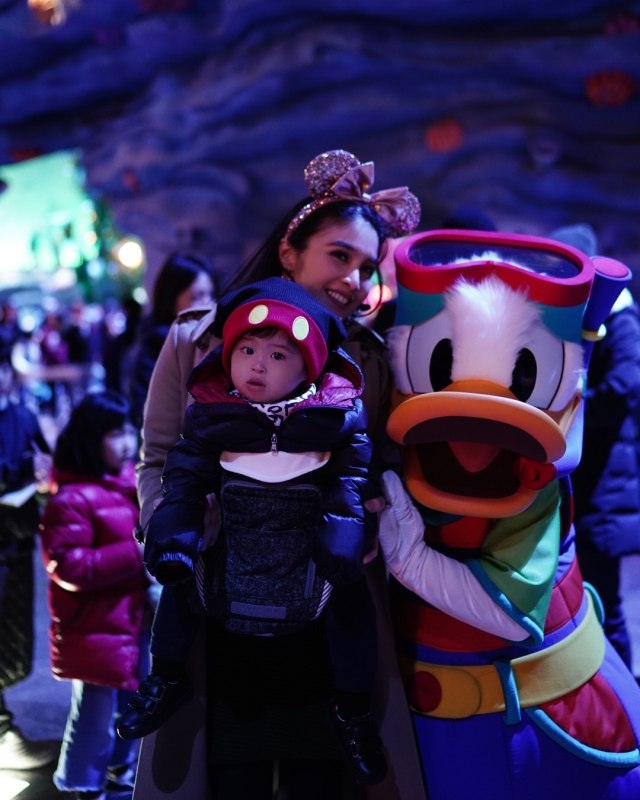 Sandra Dewi mengajak putra tunggalnya bertemu Donal Bebek di DisneySea (Foto: Instagram/Raphaelmoeis)