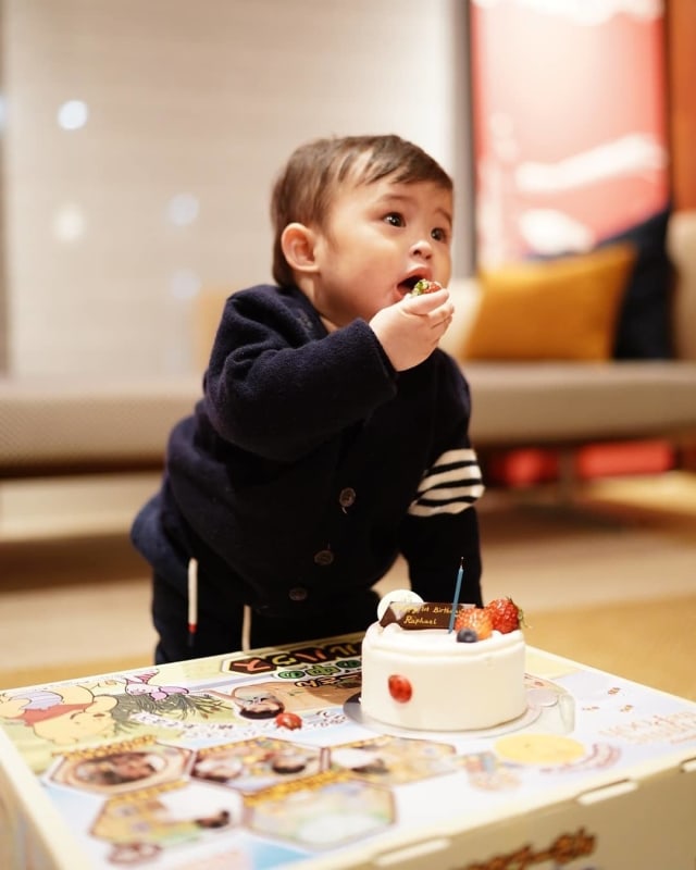 Raphael Moeis menikmati kue ulang tahunnya miliknya (Foto: Instagram/Raphaelmoeis)
