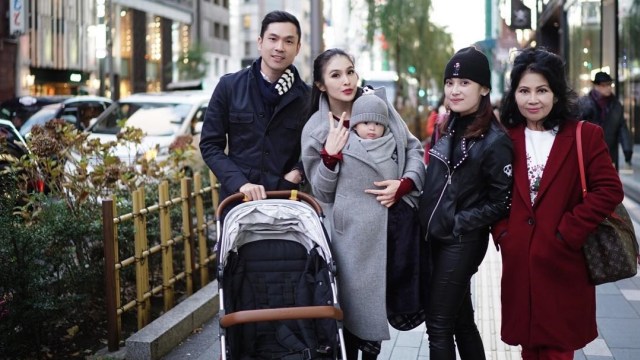 Sandra Dewi bersama keluarga dan sang buah hati, Rafa, di Ginza (Foto: Instagram/Sandra Dewi)