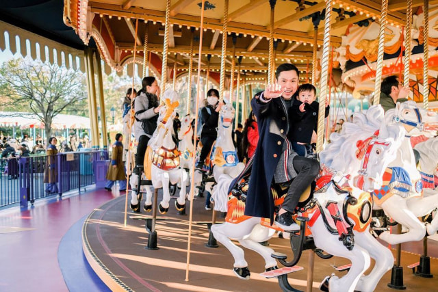 Rafa dan sang ayah menikmati waktu bersama dengan menaiki Castle Carrousel (Foto: Instagram/Sandra Dewi)