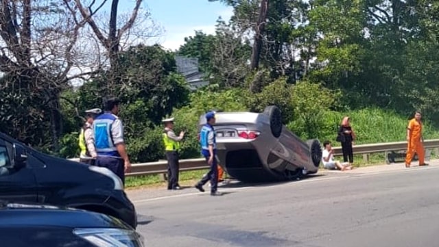 Kecelakaan mobil terbalik di Tol Jagorawi arah Jakarta KM 17. (Foto: Instagram/jktinfo)