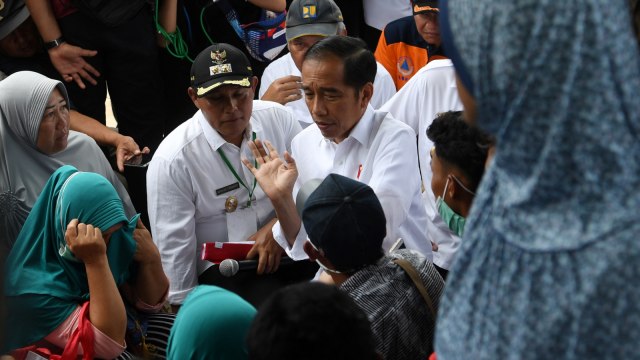 Presiden Joko Widodo (tengah) berdialog dengan warga ketika mengunjungi lokasi terdampak tsunami Selat Sunda di Desa Kunjir, Rajabasa Lampung Selatan, Lampung, Rabu (2/1/2019).  (Foto: ANTARA FOTO/Wahyu Putro A)