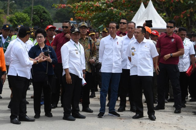 Presiden Joko Widodo (tengah) didampingi sejumlah menteri kabinet kerja mengunjungi lokasi terdampak tsunami Selat Sunda di Desa Kunjir, Rajabasa Lampung Selatan, Lampung, Rabu (2/1/2019).  (Foto: ANTARA FOTO/Wahyu Putro A)