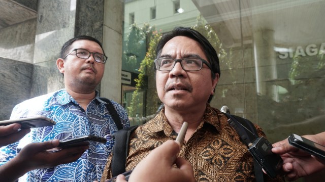 Perwakilan BPJS Watch, Timbul Siregar (kiri)  dan Ade Armando (kanan) di Bareskrim Polri, Jakarta Pusat (2/1).
 (Foto: Iqbal Firdaus/kumparan)