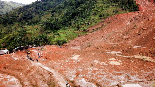 Foto udara bencana longsor melanda kampung Cimapag, Desa Sirnaresmi, Kecamatan Cisolok, Kabupaten Sukabumi, Jawa Barat, Rabu (2/1/2019). (Foto: ANTARA FOTO/M Agung Rajasa)