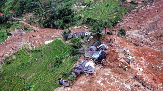 Foto udara bencana longsor melanda kampung Cimapag, Desa Sirnaresmi, Kecamatan Cisolok, Kabupaten Sukabumi, Jawa Barat, Rabu (2/1/2019). (Foto: ANTARA FOTO/M Agung Rajasa)