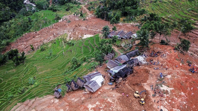 Foto udara bencana longsor melanda kampung Cimapag, Desa Sirnaresmi, Kecamatan Cisolok, Kabupaten Sukabumi, Jawa Barat, Rabu (2/1/2019).  (Foto: ANTARA FOTO/M Agung Rajasa)
