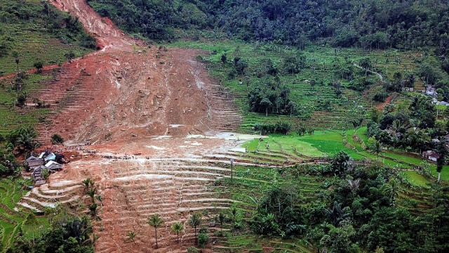 Foto udara bencana longsor melanda kampung Cimapag, Desa Sirnaresmi, Kecamatan Cisolok, Kabupaten Sukabumi, Jawa Barat, Rabu (2/1/2019). (Foto: ANTARA FOTO/M Agung Rajasa)