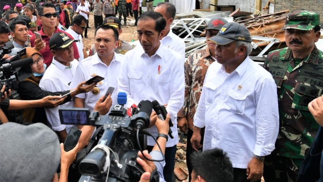 Presiden Jokowi saat tinjau lokasi Desa Way Muli, di Lampung Selatan, yang terdampak tsunami Selat Sunda. (Foto: Biro Pers Sekretariat Presiden/Laily Rachev)