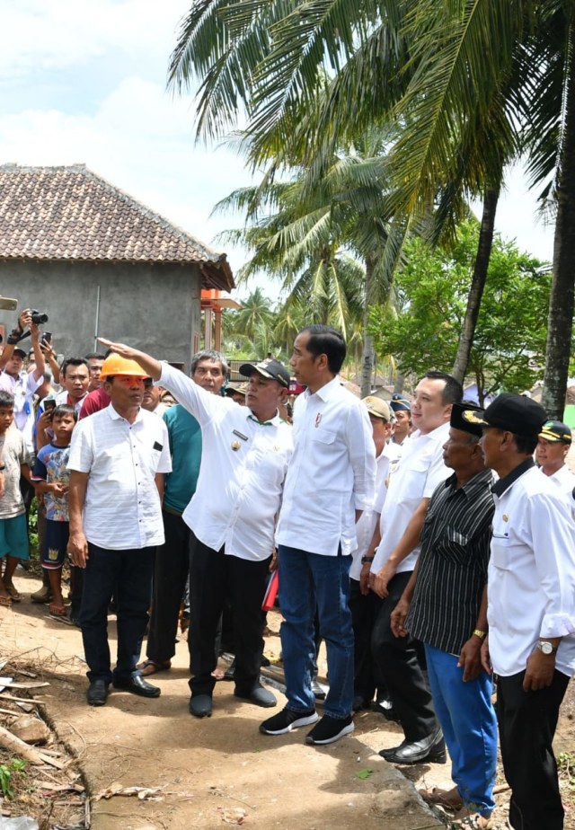 Presiden Jokowi saat tinjau lokasi Desa Way Muli, di Lampung Selatan, yang terdampak tsunami Selat Sunda. (Foto: Biro Pers Sekretariat Presiden/Laily Rachev)