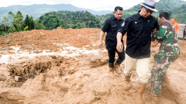 Gubernur Jawa Barat Ridwan Kamil mengunjungi lokasi longsor di kampung Cimapag, Desa Sirnaresmi, Kecamatan Cisolok, Kabupaten Sukabumi, Jawa Barat, Rabu (2/1/2019). (Foto: ANTARA FOTO/M Agung Rajasa)
