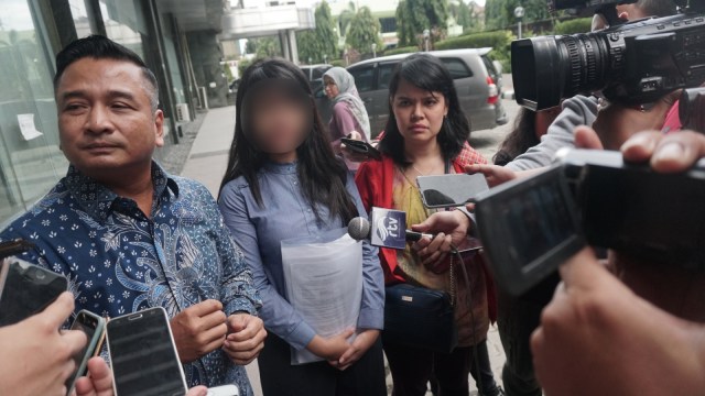 Diduga korban pelecehan seksual oleh Dewan Pengawas BPJS TK (tengah) bersama Kuasa Hukumnya Heribertus (kiri) di Bareskrim Polri, Jakarta Pusat (2/1). (Foto: Iqbal Firdaus/kumparan)